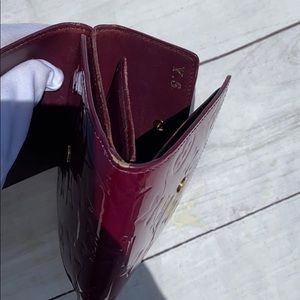 LOUIS VUITTON Vernis Elise Wallet - Image 14