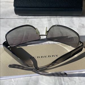 BURBERRY TINTED SUNGLASSES - Image 15